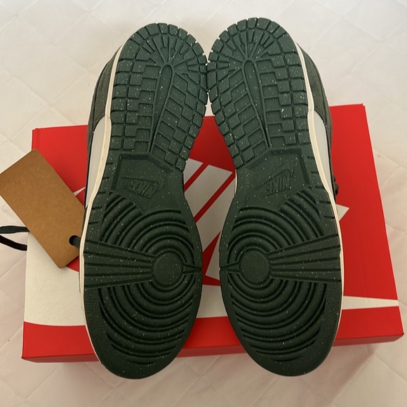 NWT Women’s Nike Dunk Low Green and White Sneakers - Picture 4 of 14